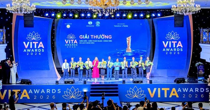 Phó Cục trưởng Cục Du lịch Quốc gia Việt Nam Phạm Văn Thủy và Phó Chủ tịch Hiệp hội Du lịch Việt Nam Nguyễn Hồng Hải trao Giải thưởng Điểm đến - điểm tham quan - công viên du lịch hàng đầu năm 2025