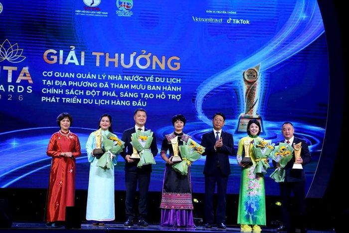 Phó Chủ tịch Thường trực tỉnh Ninh Bình Trần Song Tùng và Phó Chủ tịch Thường trực Hiệp hội Du lịch Việt Nam Cao Thị Ngọc Lan trao Giải thưởng Cơ quan quản lý nhà nước về du lịch tại địa phương đã tham mưu ban hành chính sách đột phá, sáng tạo hỗ trợ phát triển du lịch hàng đầu năm 2025