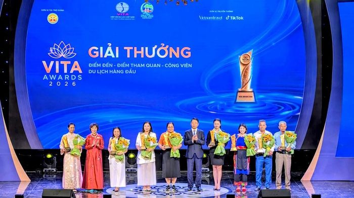 Phó Chủ tịch Thường trực tỉnh Ninh Bình Trần Song Tùng và Phó Chủ tịch Thường trực Hiệp hội Du lịch Việt Nam Cao Thị Ngọc Lan trao giải cho các đơn vị