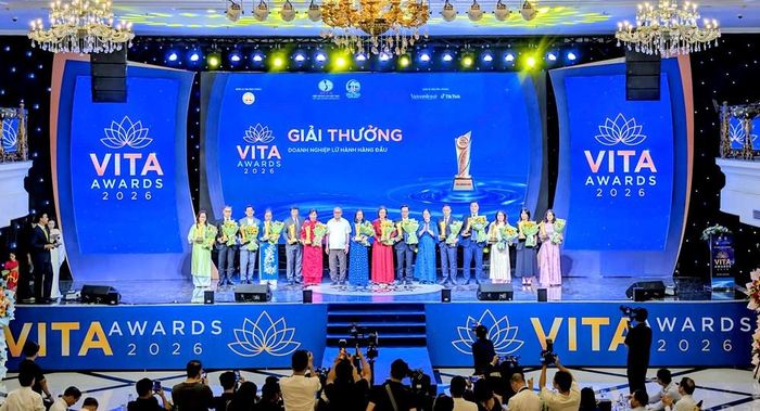 Chủ tịch Hiệp hội Du lịch tỉnh Ninh Bình Dương Thị Thanh và Chủ tịch Hiệp hội Du lịch Hà Nội Nguyễn Mạnh Thản trao Giải thưởng Doanh nghiệp lữ hành hàng đầu