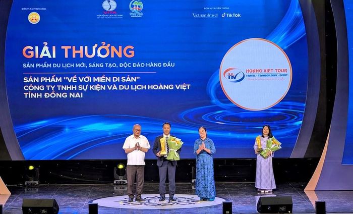 Ban tổ chức trao Giải thưởng Sản phẩm du lịch mới, sáng tạo, độc đáo hàng đầu