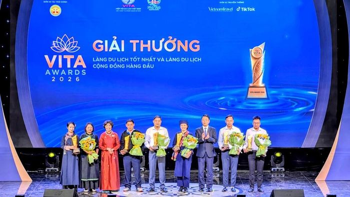 Phó Chủ tịch Thường trực tỉnh Ninh Bình Trần Song Tùng và Phó Chủ tịch Thường trực Hiệp hội Du lịch Việt Nam Cao Thị Ngọc Lan trao Giải thưởng Làng du lịch tốt nhất năm 2025 và Làng du lịch cộng đồng hàng đầu năm 2025