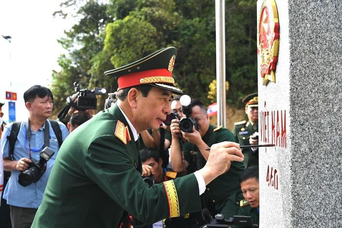Đại tướng Phan Văn Giang tô son cột mốc chủ quyền