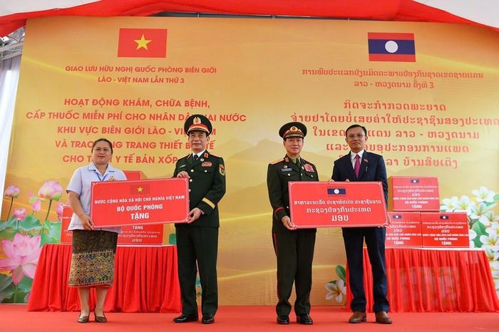 Đại tướng Phan Văn Giang, Đại tướng Khamliang Outhakaysone và đại biểu hai nước tham quan hoạt động khám, chữa bệnh, cấp phát thuốc miễn phí cho người dân có hoàn cảnh khó khăn khu vực biên giới Lào