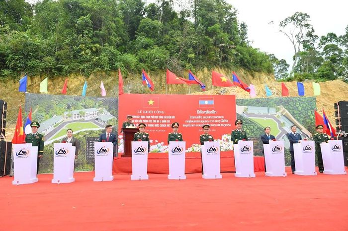 Đại tướng Phan Văn Giang và Đại tướng Khamliang Outhakaysone đã dự lễ khởi công công trình xây dựng Trạm phối hợp công tác biên giới, Đại đội Biên phòng 252
