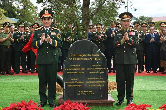 Đại tướng Phan Văn Giang và Đại tướng Khamliang Outhakaysone trồng cây hữu nghị gần cột mốc 460