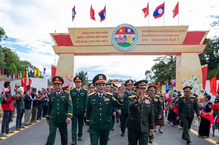 Đại tướng Phan Văn Giang và Đoàn đại biểu cấp cao Bộ Quốc phòng Việt Nam vẫy tay chào người dân
