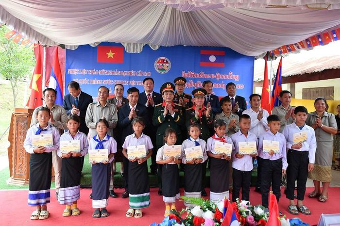 Đại tướng Phan Văn Giang và Đại tướng Khamliang Outhakaysone tặng quà thầy trò Trường Tiểu học Thông Năm Mun