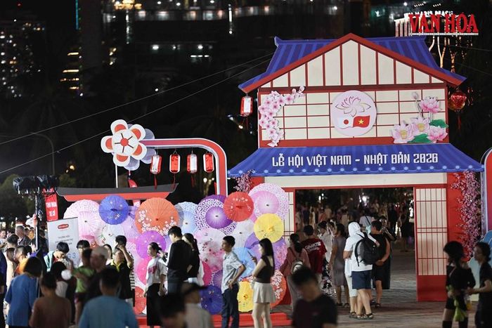 Ngay trong tối khai mạc, sự kiện thu hút rất đông người dân và du khách tham gia