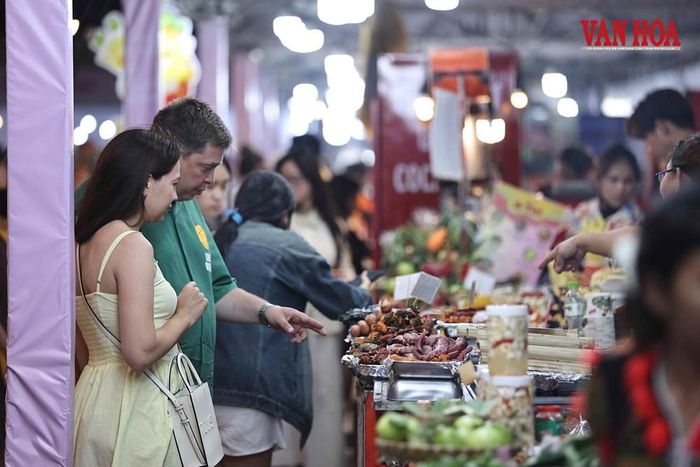 Gần 100 gian hàng giới thiệu văn hóa, ẩm thực, du lịch, sản phẩm dịch vụ của Việt Nam và Nhật Bản thu hút đông đảo người dân và du khách