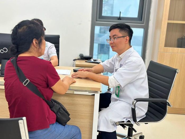 BS Lê Văn Bằng khám cho người bệnh tại BV Việt Đức cơ sở 2. Ảnh: BVVĐ