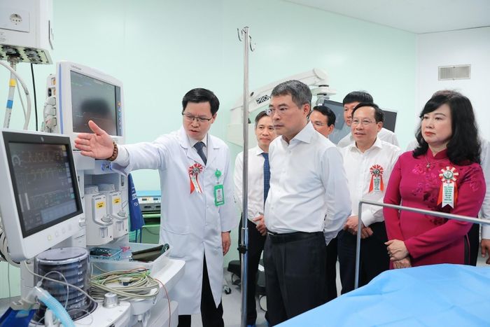 Thủ tướng Lê Minh Hưng thăm bệnh nhân thực hiện ca mổ đầu tiên tại Bệnh viện Hữu nghị Việt Đức cơ sở Ninh Bình trong ngày khai trương. Ảnh: TTXVN