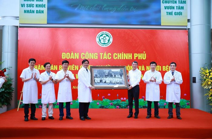  Thủ tướng Lê Minh Hưng tặng quà cho cán bộ, y bác sĩ, nhân viên y tế Bệnh viện Bạch Mai cơ sở Ninh Bình. Ảnh: TTXVN 