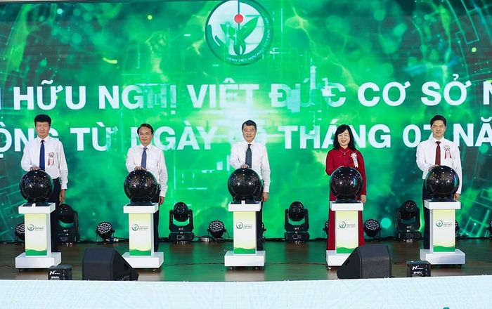 Chiều 9/7/2026, Thủ tướng Chính phủ Lê Minh Hưng đến dự Lễ khai trương hoạt động Bệnh viện Hữu nghị Việt Đức cơ sở Ninh Bình và thăm Bệnh viện Bạch Mai cơ sở Ninh Bình tại phường Liêm Tuyền, tỉnh Ninh Bình. Ảnh: TTXVN