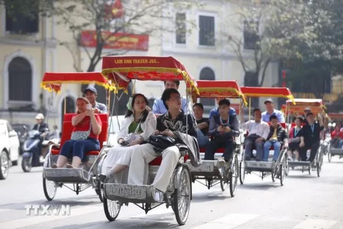 Du khách trải nghiệm du lịch bằng xích lô quanh hồ Hoàn Kiếm. Ảnh: Minh Quyết/TTXVN