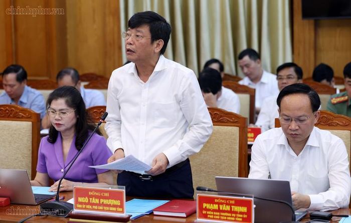 Phó Chủ tịch UBND tỉnh Bắc Ninh Ngô Tân Phượng báo cáo tại cuộc làm việc - Ảnh: VGP/Đức Tuân