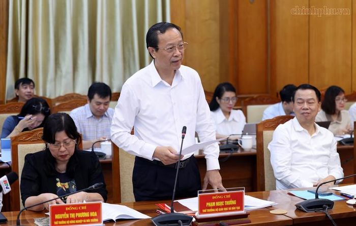 Thứ trưởng Bộ Giáo dục và Đào tạo Phạm Ngọc Thưởng phát biểu tại cuộc làm việc - Ảnh: VGP/Đức Tuân