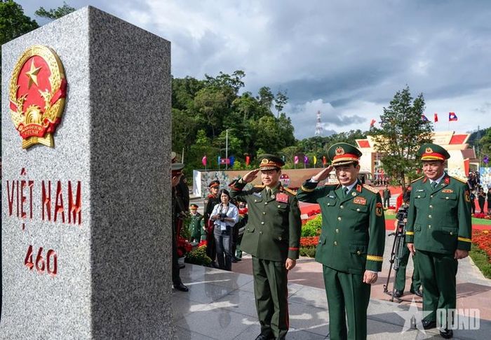 Đại tướng Phan Văn Giang và Đại tướng Khamliang Outhakaysone chào cột mốc biên giới. Ảnh: Báo QĐND