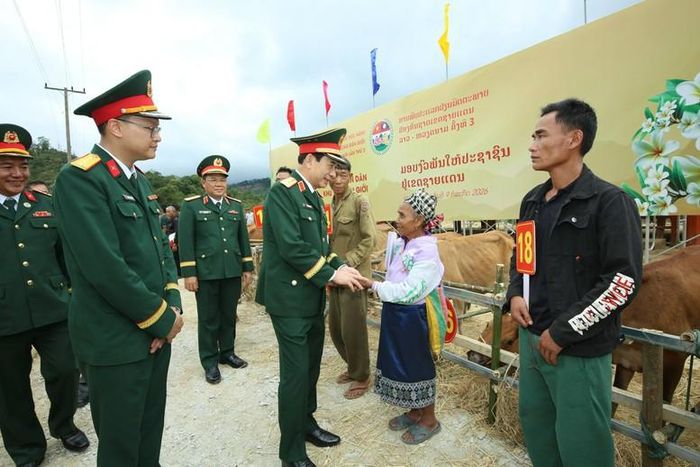 Đại tướng Phan Văn Giang và Đại tướng Khamliang Outhakaysone trao 50 con bò giống cho 50 hộ dân có hoàn cảnh khó khăn khu vực biên giới Lào. Ảnh: Khánh Toàn
