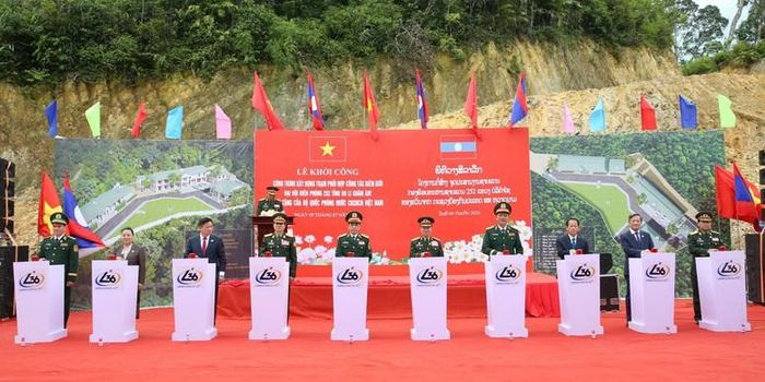 Đại tướng Phan Văn Giang và Đại tướng Khamliang Outhakaysone cùng đại biểu hai nước bấm nút khởi công xây dựng công trình - Ảnh: Khánh Toàn
