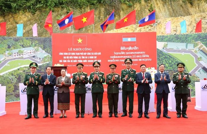Đại tướng Phan Văn Giang và Đại tướng Khamliang Outhakaysone, cùng đại biểu hai nước dự lễ khởi công xây dựng công trình - Ảnh: Khánh Toàn