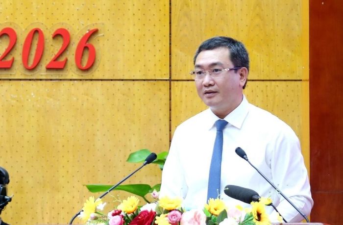Đồng chí Nguyễn Cảnh Toàn, Phó Bí thư Tỉnh ủy, Chủ tịch UBND tỉnh Lạng Sơn báo cáo tại kỳ họp.