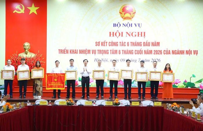 Thừa ủy quyền của Thủ tướng Chính phủ, Bộ trưởng Đỗ Thanh Bình trao Cờ thi đua của Chính phủ và Bằng khen của Thủ tướng Chính phủ tặng các tập thể và cá nhân - Ảnh: VGP/TG