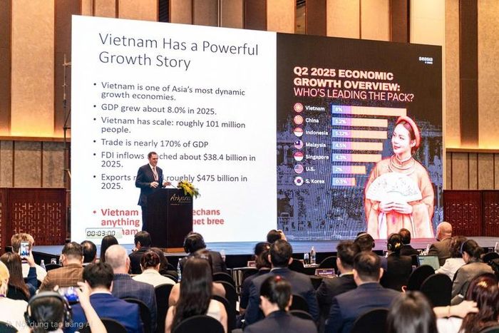 Ông Jeffrey Singer, cựu Tổng giám đốc Trung tâm Tài chính Quốc tế Dubai chia sẻ tại diễn đàn - Ảnh: VGP/NA