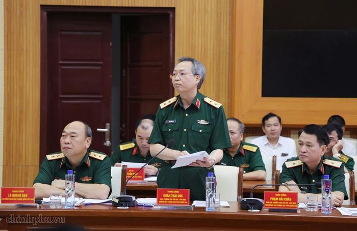Trung tướng Doãn Thái Đức, Cục trưởng Cục Cứu hộ Cứu nạn, Bộ Tổng Tham mưu, Chánh Văn phòng Ban Chỉ đạo Phòng thủ dân sự quốc gia phát biểu tại cuộc làm việc - Ảnh: VGP/Gia Huy