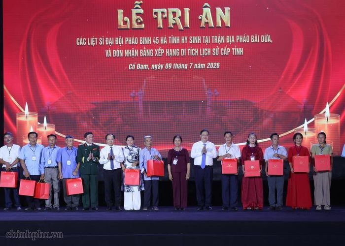 Phó Thủ tướng Thường trực Chính phủ Phạm Gia Túc tặng quà tri ân thân nhân các anh hùng liệt sĩ của Đại đội Pháo binh 45 - Ảnh: VGP/Phương Nguyên