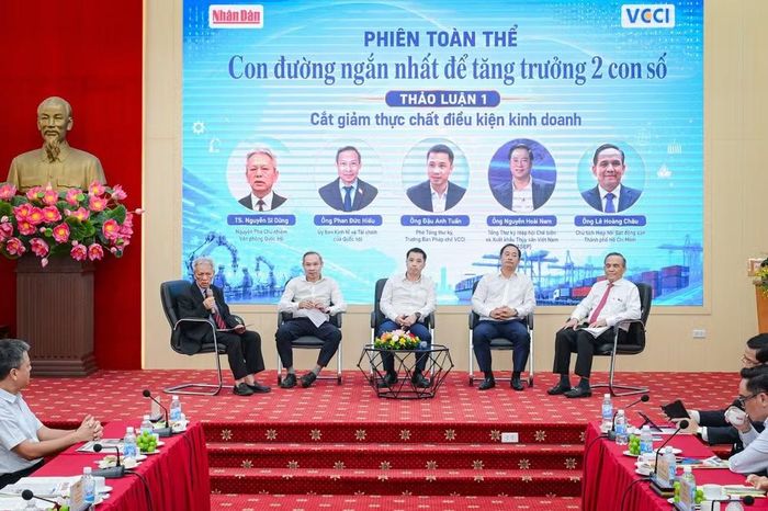 Phiên thảo luận thứ 1 tại Hội thảo “Tăng trưởng 2 con số - Động lực từ doanh nghiệp”. (Ảnh: BẢO LONG)