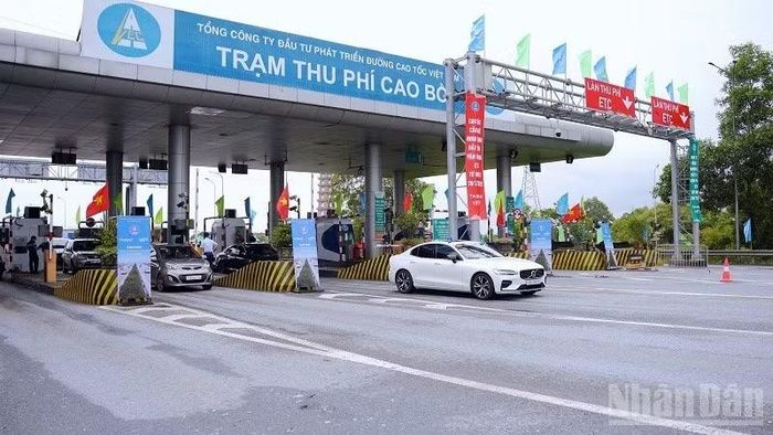 Các chủ phương tiện dán thẻ thu phí không dừng có thể thanh toán dịch vụ giao thông trên cùng 1 ứng dụng.