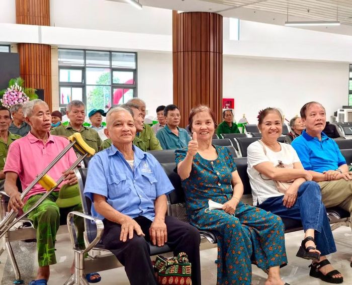 Gần 300 cán bộ, cựu chiến binh, thương bệnh binh, người có công với cách mạng và các gia đình chính sách trên địa bàn 2 phường Phủ Lý và Liêm Tuyền được khám sức khỏe miễn phí.