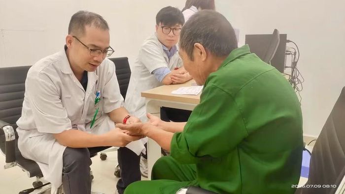 Gần 300 cán bộ, cựu chiến binh, thương bệnh binh, người có công với cách mạng và các gia đình chính sách trên địa bàn 2 phường Phủ Lý và Liêm Tuyền được khám sức khỏe miễn phí.