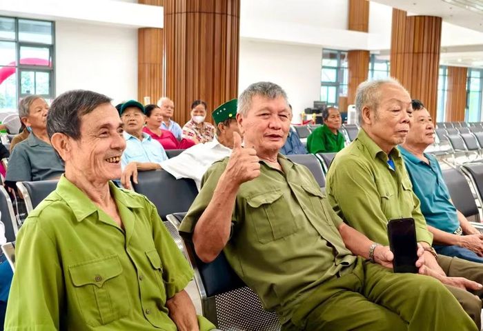 Gần 300 cán bộ, cựu chiến binh, thương bệnh binh, người có công với cách mạng và các gia đình chính sách trên địa bàn 2 phường Phủ Lý và Liêm Tuyền được khám sức khỏe miễn phí.