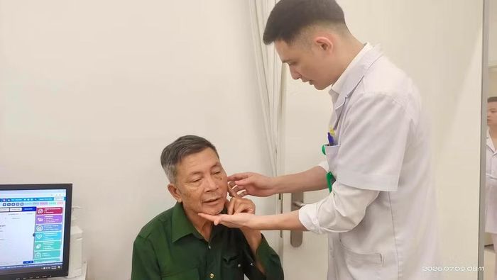 cán bộ, cựu chiến binh, thương bệnh binh, người có công với cách mạng và các gia đình chính sách