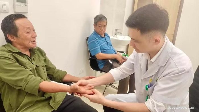 Bác sĩ khám cho cán bộ, cựu chiến binh, thương bệnh binh, người có công với cách mạng và các gia đình chính sách.