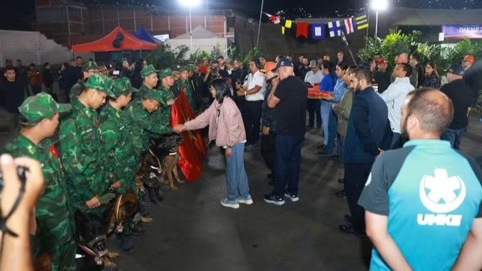Tổng thống lâm thời Venezuela Delcy Rodriguez thăm hỏi Đoàn cứu nạn, cứu hộ Việt Nam. (Ảnh: TTXVN)