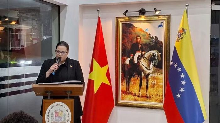 Đại biện lâm thời Venezuela tại Việt Nam Estela del Valle Quijada Súarez bày tỏ cảm kích trước sự hỗ trợ kịp thời của Đảng, Nhà nước và nhân dân Việt Nam. (Ảnh: KHẮC KIÊN)