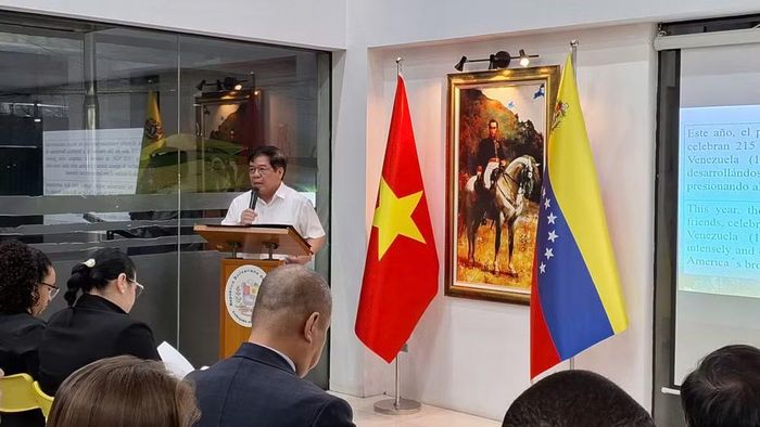 Phó Giáo sư, Tiến sĩ Nguyễn Viết Thảo, Chủ tịch Hội Hữu nghị Việt Nam-Venezuela, bày tỏ tin tưởng nhân dân Venezuela sẽ vượt qua khó khăn để tiếp tục xây dựng và phát triển đất nước. (Ảnh: KHẮC KIÊN)