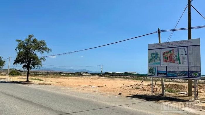 Địa phương gặp nhiều khó khăn trong việc vận động người dân bàn giao mặt bằng để xây dựng khu tái định cư rộng khoảng 52ha.