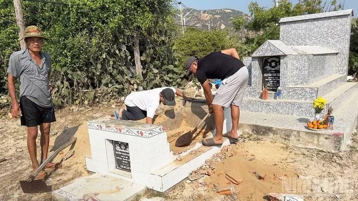 Xã Phước Dinh cũng đã hoàn thành di dời 570 ngôi mộ ra khỏi khu vực xây dựng Dự án Nhà máy điện hạt nhân Ninh Thuận 1.