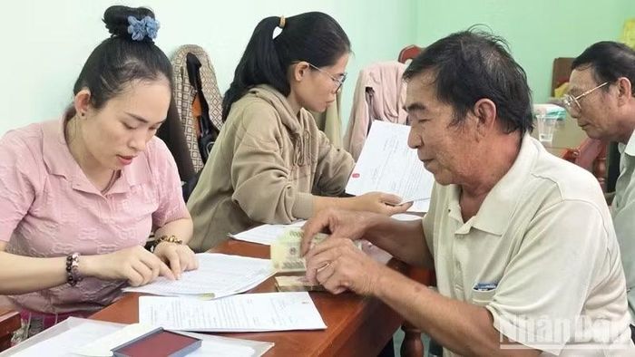 Các hộ dân xã Phước Dinh được Nhà nước thu hồi đất để triển khai dự án nhận bồi thường và bàn giao đất cho công tác giải phóng mặt bằng để giao đất cho chủ đầu tư.