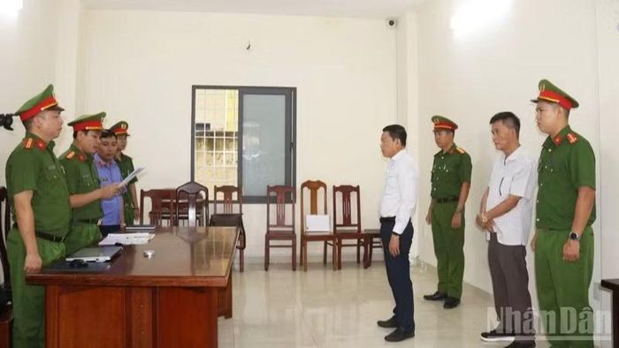 Cơ quan Cảnh sát điều tra Công an tỉnh Khánh Hòa vừa khởi tố vụ án, khởi tố bị can và bắt tạm giam 4 đối tượng về hành vi vi phạm quy định về bồi thường, hỗ trợ, tái định cư khi Nhà nước thu hồi đất, gây thiệt hại ngân sách Nhà nước nhiều tỷ đồng.