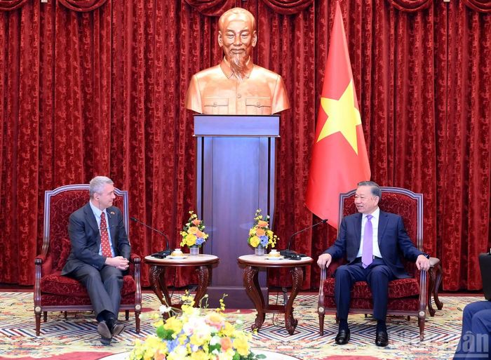 Tổng Bí thư, Chủ tịch nước Tô Lâm tiếp Đại sứ Đặc mệnh toàn quyền Vương quốc Bỉ tại Việt Nam Karl Van Den Bossche chào từ biệt, kết thúc nhiệm kỳ công tác.
