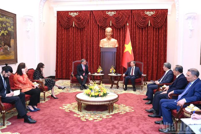 Tổng Bí thư, Chủ tịch nước Tô Lâm tiếp Đại sứ Đặc mệnh toàn quyền Cộng hòa Liên bang Brazil tại Việt Nam Marco Farani chào từ biệt kết thúc nhiệm kỳ công tác.