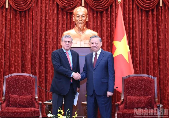 Tổng Bí thư, Chủ tịch nước Tô Lâm với Đại sứ Đặc mệnh toàn quyền Cộng hòa Liên bang Brazil tại Việt Nam Marco Farani.