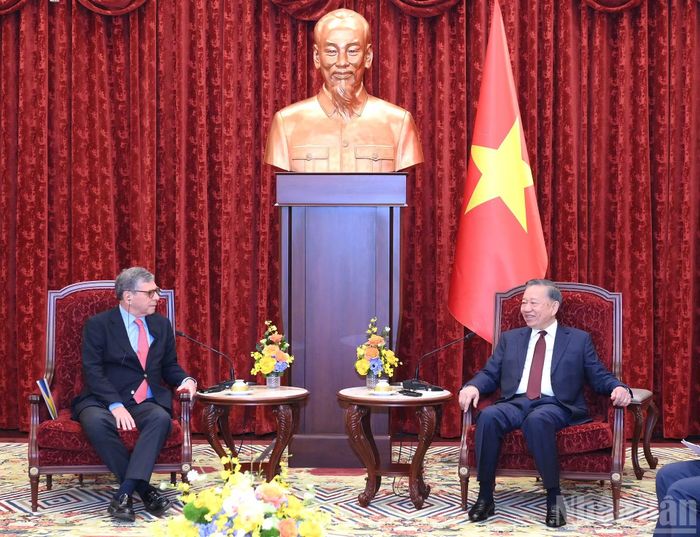 Tổng Bí thư, Chủ tịch nước Tô Lâm tiếp Đại sứ Đặc mệnh toàn quyền Cộng hòa Liên bang Brazil tại Việt Nam Marco Farani chào từ biệt kết thúc nhiệm kỳ công tác.