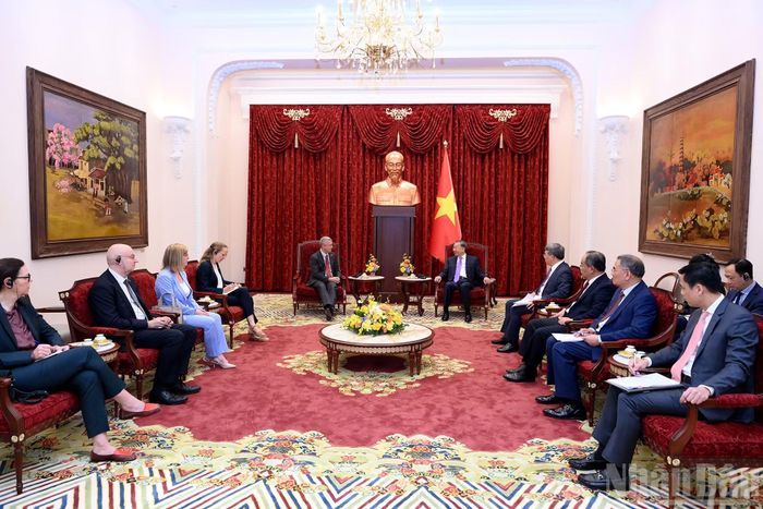  Tổng Bí thư, Chủ tịch nước Tô Lâm tiếp Đại sứ Đặc mệnh toàn quyền Vương quốc Bỉ tại Việt Nam Karl Van Den Bossche chào từ biệt, kết thúc nhiệm kỳ công tác. 