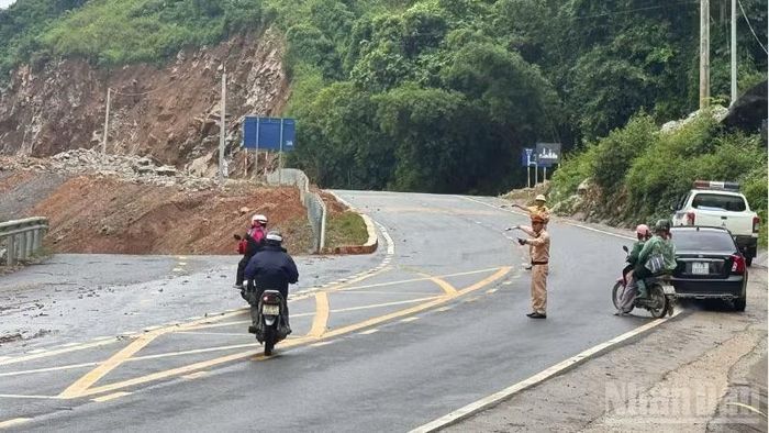 Cảnh sát giao thông phân luồng tại khu vực sạt lở trên Quốc lộ 6.